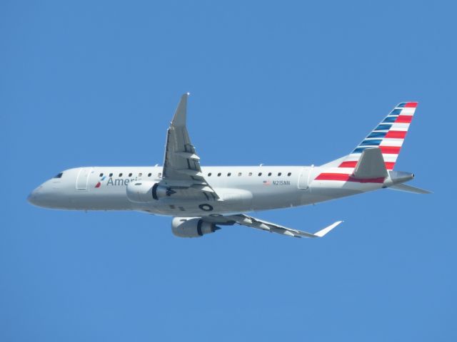 Embraer 170/175 (N215NN)