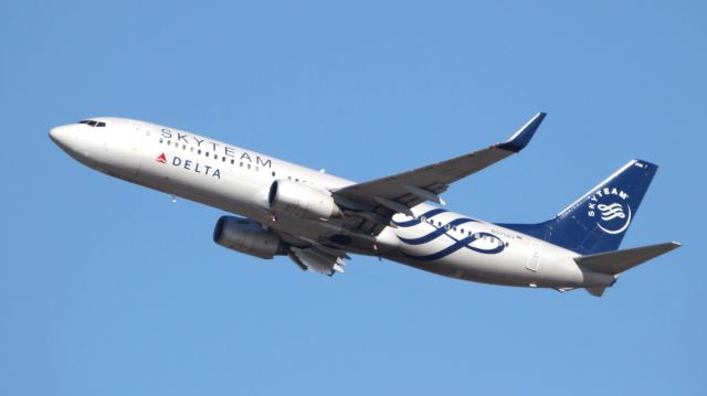 Boeing 737-800 (N3758Y) - Carrying the Skyteam livery is this Montrose, Colorado-bound 737-800 operating as "Delta 1029".