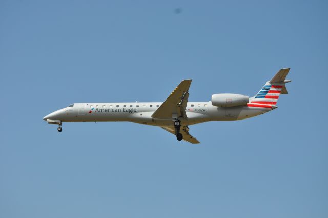 Embraer ERJ-145 (N682AE)