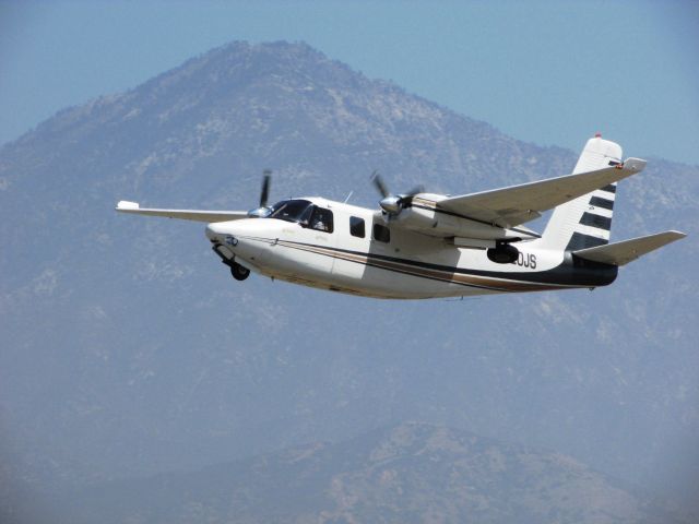 Aero Commander 500 (N520JS) - Taking off RWY 26L