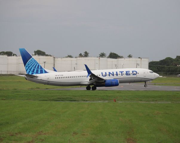 Boeing 737-800 (N77296)