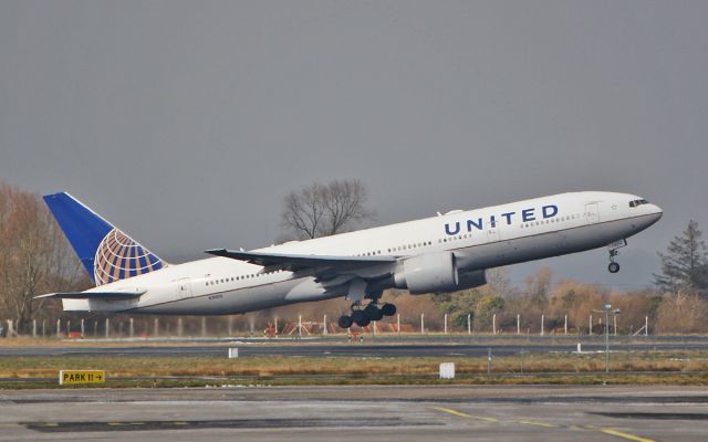 Boeing 777-200 (N76010) - united b777-224er n76010 dep shannon for newark 1/3/18.