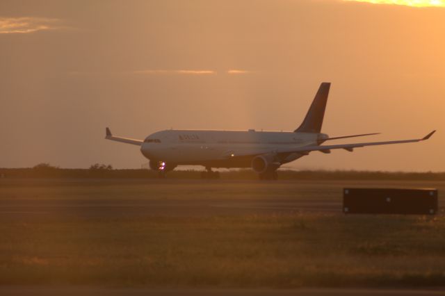 Airbus A330-300 (N827NW)