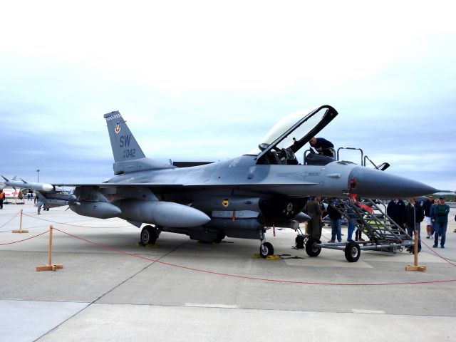 Lockheed F-16 Fighting Falcon (94-0042)