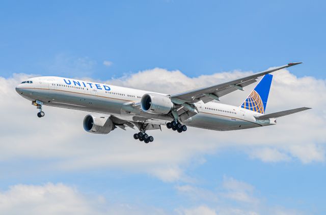 BOEING 777-300 (N2644U)