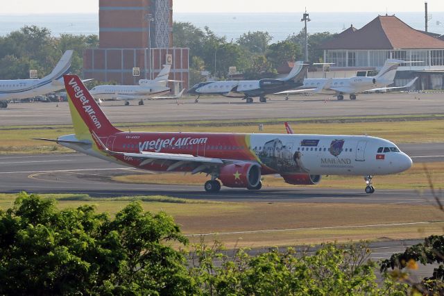Airbus A321neo (VN-A653) - "Mailand Hoang Dong" livery