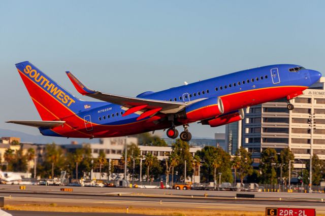 Boeing 737-700 (N762SW)