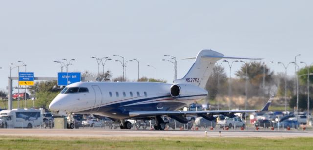 Bombardier Challenger 300 (N527FX)