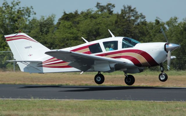 BELLANCA Viking (N9587E) - Bellanca model 17-31A touching down at Lebanon, TN.