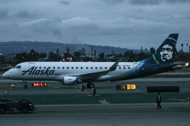 Embraer 175 (N171SY)