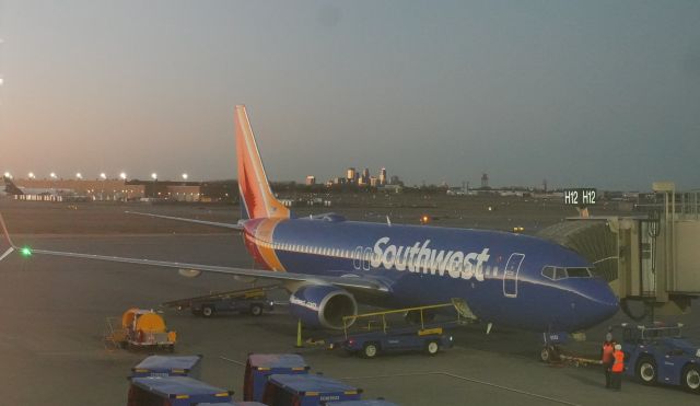 Boeing 737-700 (N8529Z) - Taken from gate H12 at KMSP with Minneapolis / St. Paul in the background.