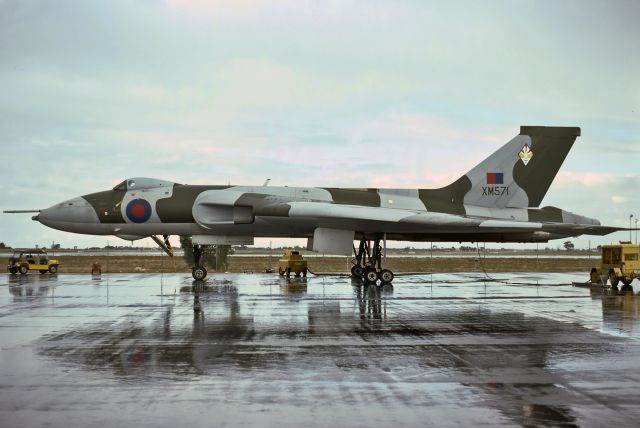 — — - UK - AIR FORCE - AVRO 698 VULCAN K2 - REG XM571 - EDINBURGH RAAF BASE ADELAIDE SA. AUSTRALIA - YPED (7/4/1980)