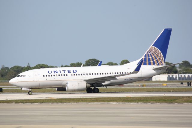 Boeing 737-700 (N24706) - United Flight 1190 (N24706) arrives at Sarasota-Bradenton International Airport following a flight from Chicago-O'Hare International Airport