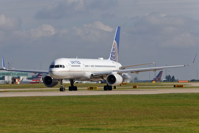 Boeing 757-200 (N17126) - UAL80 lining up before the flight to EWR.br /br /EOS6D, 70-300 f4-5.6L @244mm, 1/800, f9