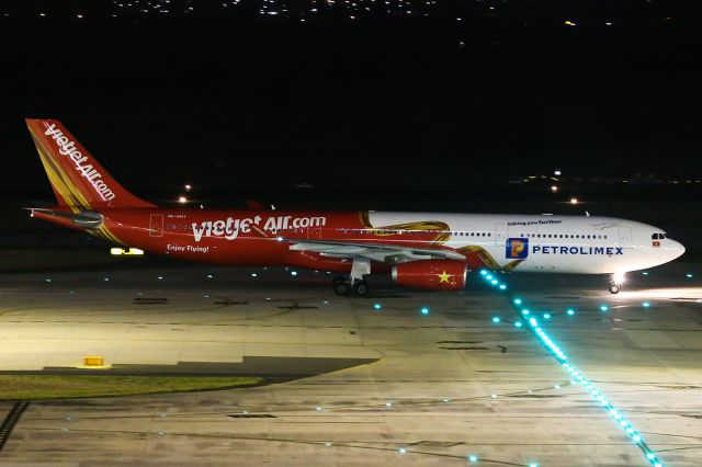 Airbus A330-300 (VN-A811) - Inaugural flight to Melbourne.