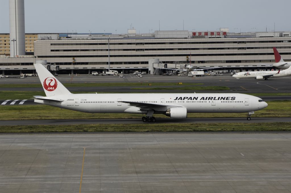 BOEING 777-300 (JA8942)