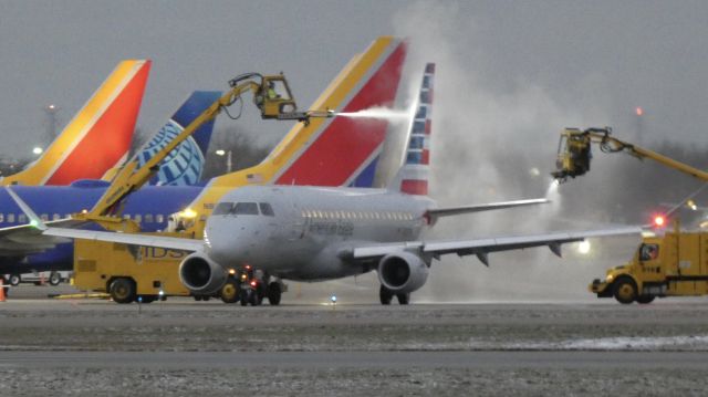 Embraer 175 (N283NN) - Gettin’ De-Iced