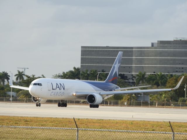 BOEING 767-300 (N524LA)