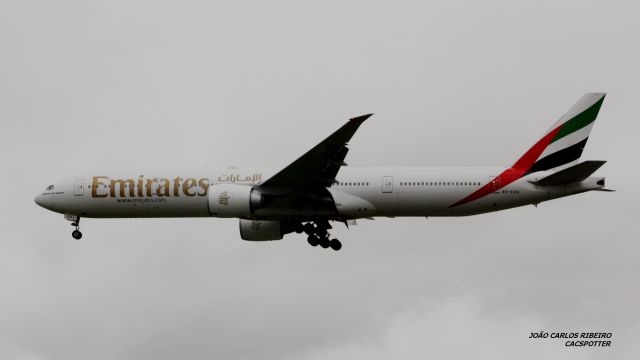 Boeing 777-200 (A6-ECN)