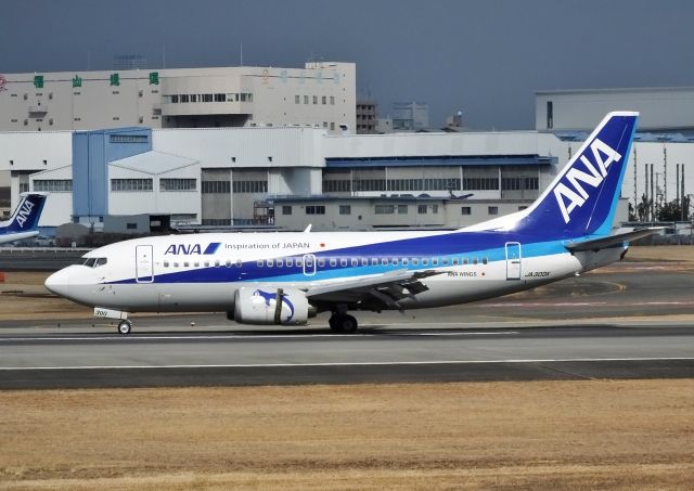 Boeing 737-500 (JA300K) - Landing at ITM R/W32L (2017/03/14)