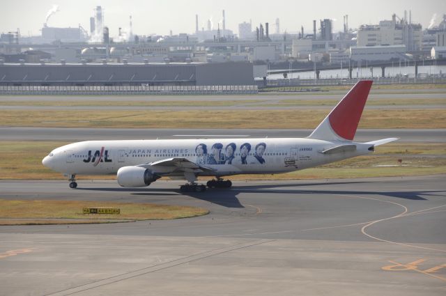 Boeing 777-200 (BON8982) - Taxi at Haneda Intl Airport on 2010/12/4 Arashi Jet (Japanes Musician Group) c/s