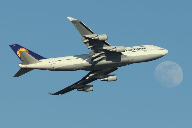 Boeing 747-400 (D-ABVX) - Lufthansa 423 departing back to Frankfurt