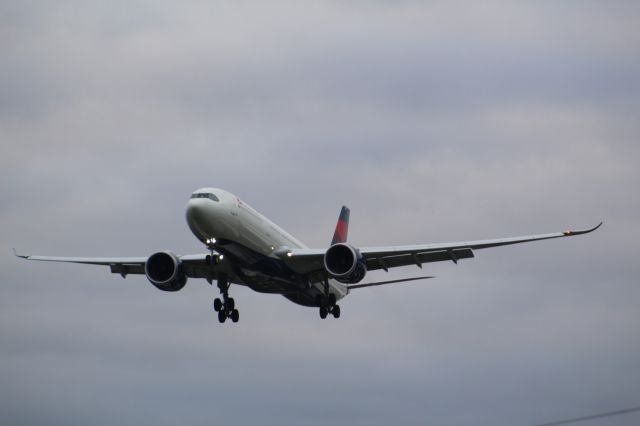 Airbus A330-900 (N417DX) - A Delta Airlines A330-900 on final approach into LHR, landing on runway 27L. This specific flight was the second A330-900 to come to LHR for DAL, this flight being DL1 from JFK.br /br /Location: Myrtle Ave.br /Date: 04.10.22 (dd/mm/yy).