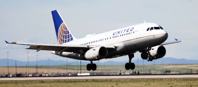 Airbus A319 (N847UA) - Arriving on 35L on 4-24-17 from Milwaukee.