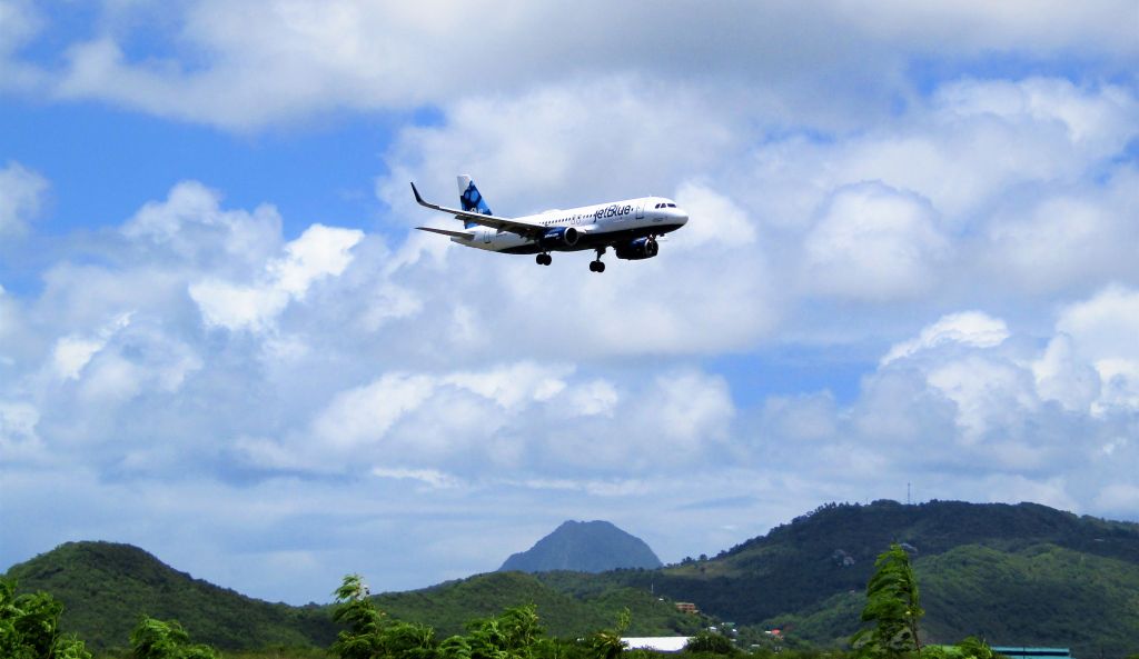 Airbus A320 (N828JB)