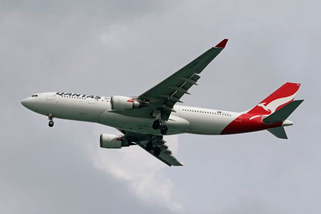 Airbus A330-200 (VH-EBS)