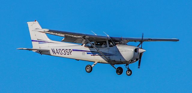 Cessna Skyhawk (N403SP) - N403SP 1999 Cessna 172S Skyhawk s/n 172S8295 - North Las Vegas Airport  KVGTbr /Photo: Tomás Del Corobr /February 8, 2020