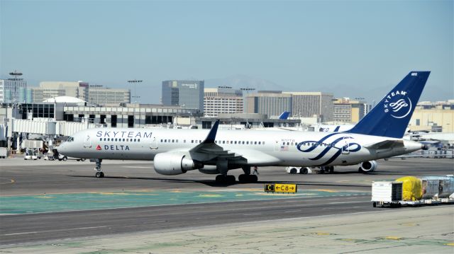 Boeing 757-200 (N717TW) - Taxi at LAX