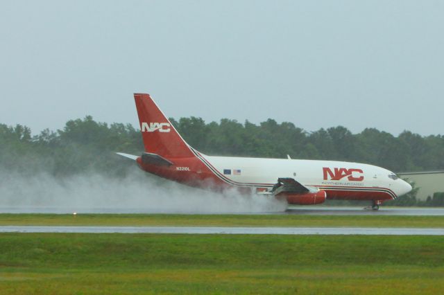 Boeing 737-200 (N321DL) - N321DL landing at the Hickory Airport in a heavy rain.