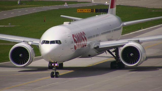 BOEING 777-300ER (HB-JNA) - taxing to RWY28 towards SFO