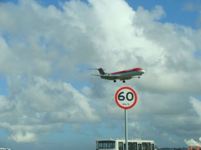 Fokker 100 (PR-OAS) - POUSANDO EM SSA