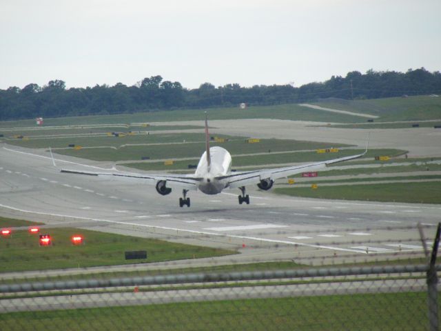 BOEING 767-300 (N172DZ) - CVGs "Paris Flight" landing runway 27 only to get hit by a sudden cross wind