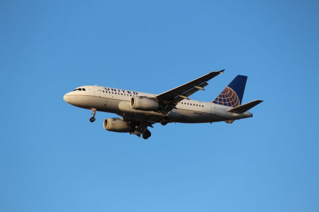 Airbus A319 (N893UA) - Landing 28C