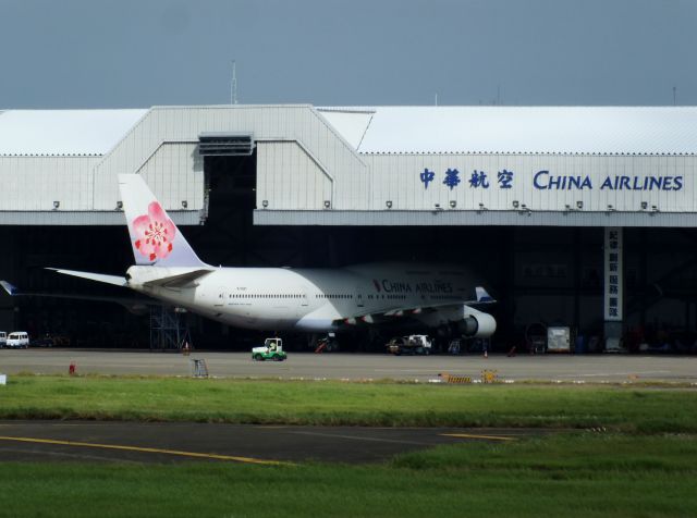 Boeing 747-400 (B-18207)