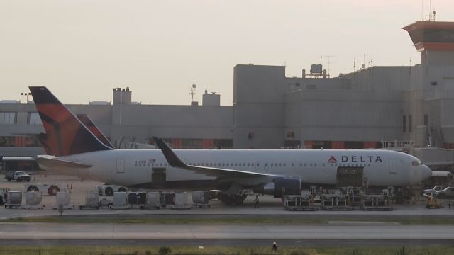 BOEING 767-300 (N181DN)