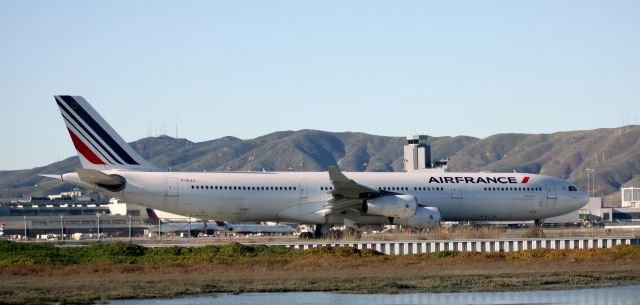 F-GLZJ — - Taxiing to 28L for Take Off. Flight flew San Francisco - Paris