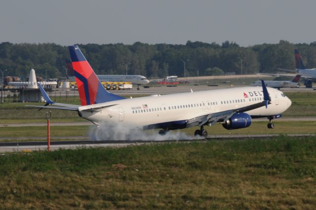 Boeing 737-900 (N834DN)