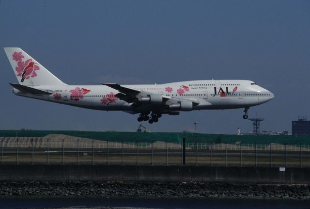 BOEING 747SR (JA8166) - Short Final at Tokyo-Haneda Intl Airport Rwy22 on 1996/04/23 " JAL Resort Express c/s "