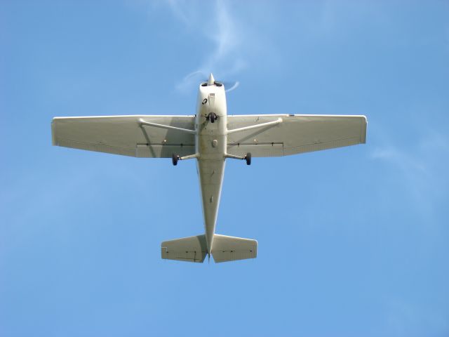 Cessna Skyhawk (N723PG) - Flying overhead departing runway 30.