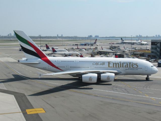 Airbus A380-800 (A6-EEQ)