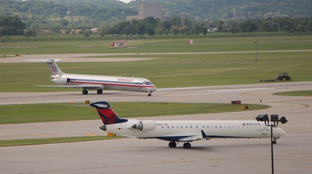 McDonnell Douglas MD-83 (N967TW) - 5/29/18 taxiing in to the south concourse. Delta Regional CRJ ready to depart