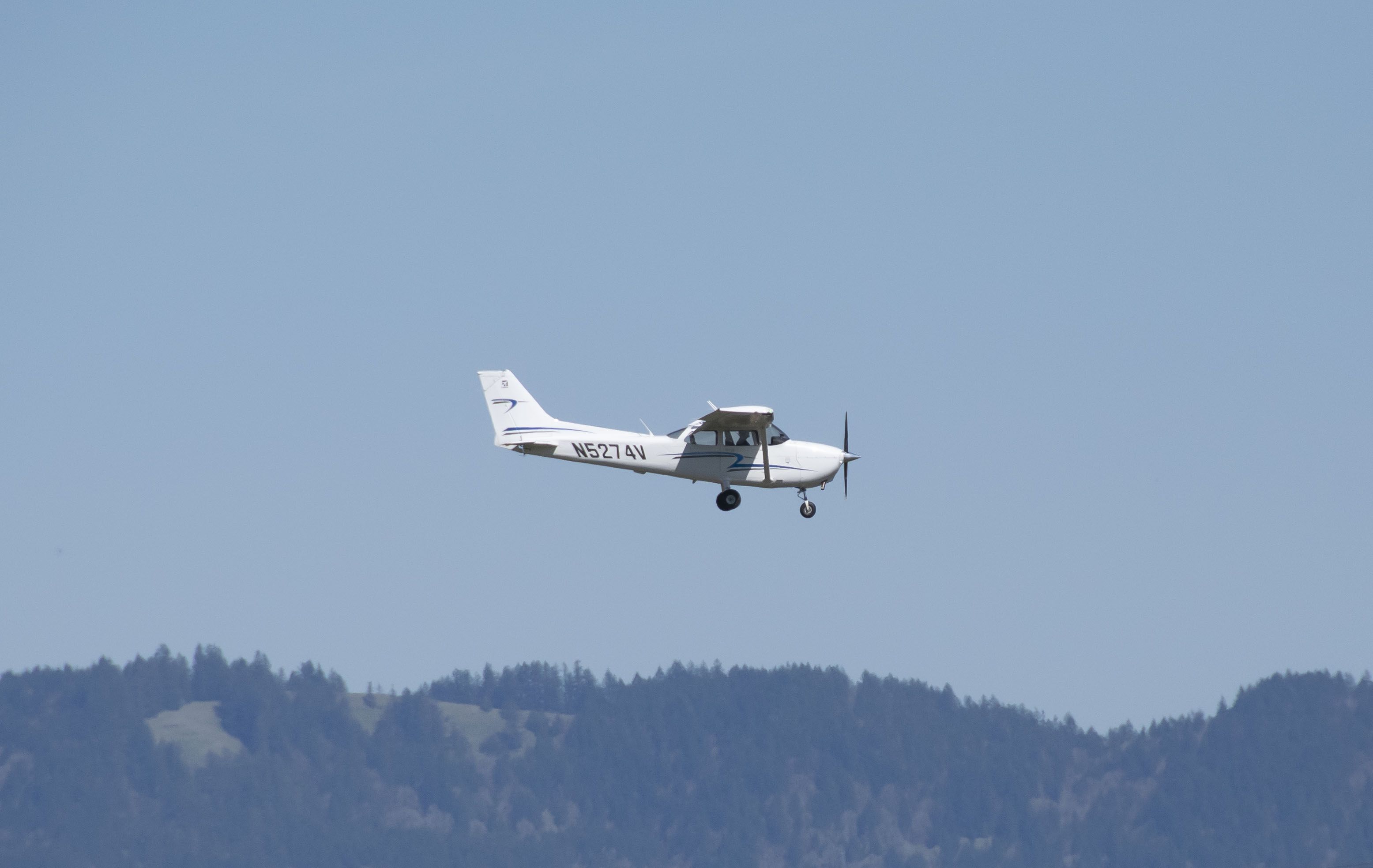 Cessna Skyhawk (N5274V) - Private C172 in the pattern at EUG