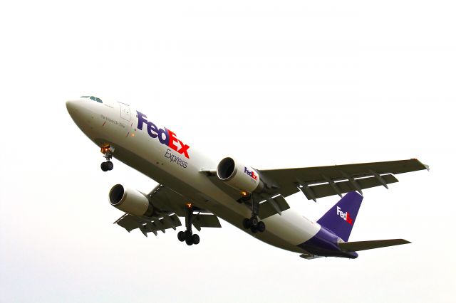 Airbus A300F4-600 (N650FE) - Short final on 18C for this A306 at Memphis 