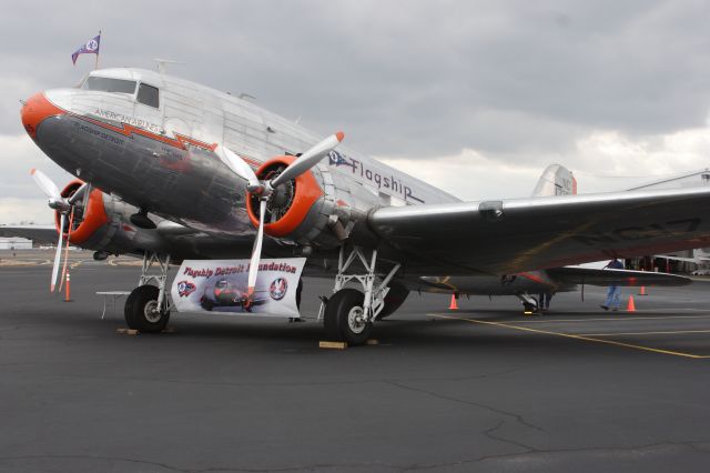 Douglas DC-3 (N17334)