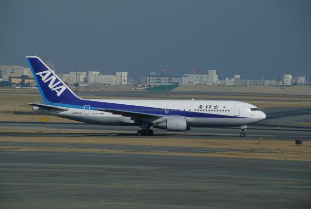 BOEING 767-200 (JA8479) - Taxing at Tokyo-Haneda Intl Airport on 1997/01/18