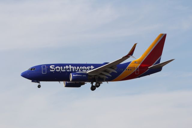 Boeing 737-700 (N7857B)